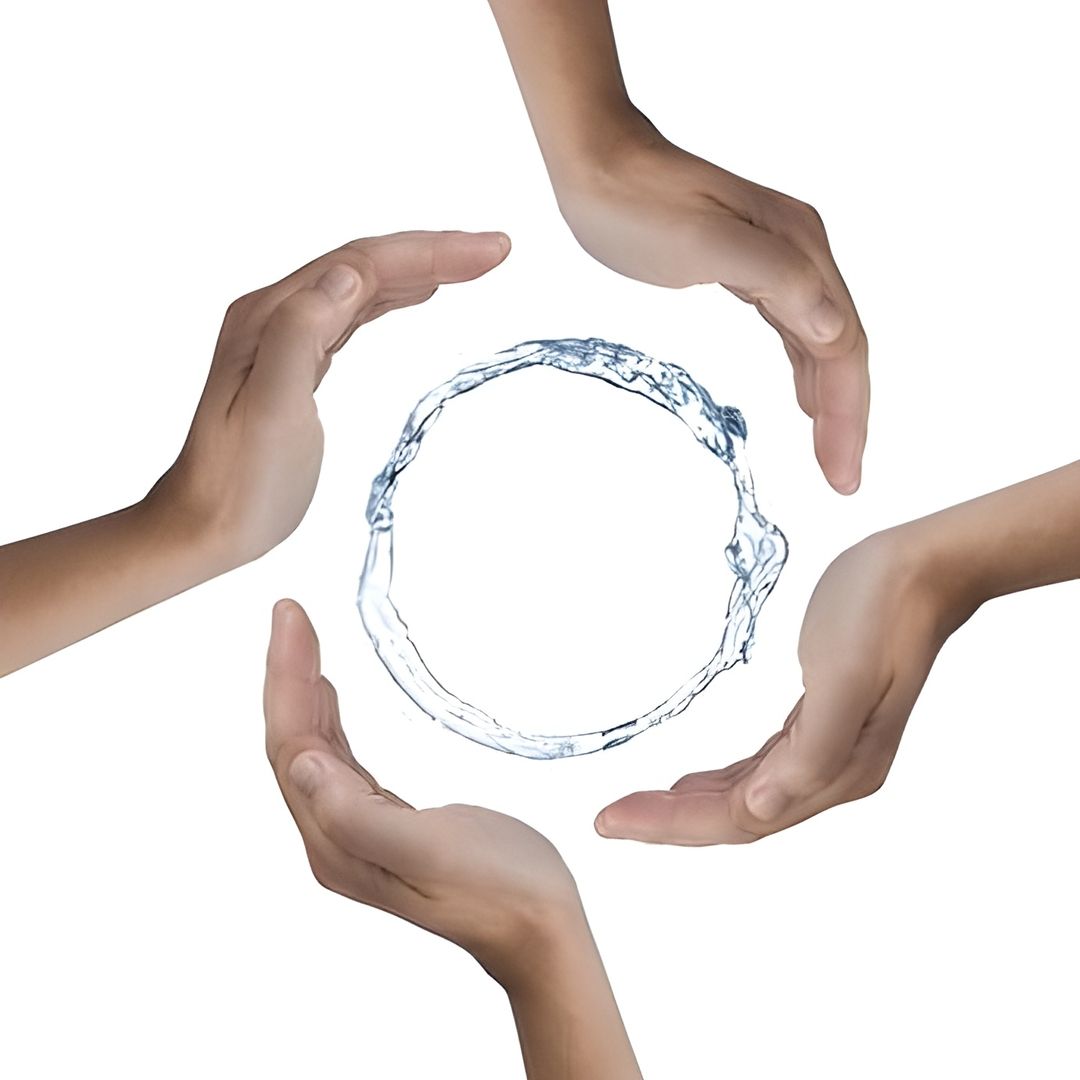 Drei Hände formen gemeinsam einen Kreis um eine Wasserform - Symbol für Balance Verbindung und Energiefluss