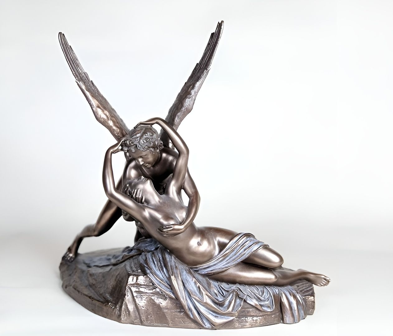 Bronzeskulptur von Amor und Psyche in inniger Umarmung - kunstvolle Darstellung mythologischer Liebe mit ausdrucksstarken Flügeln und fließenden Formen